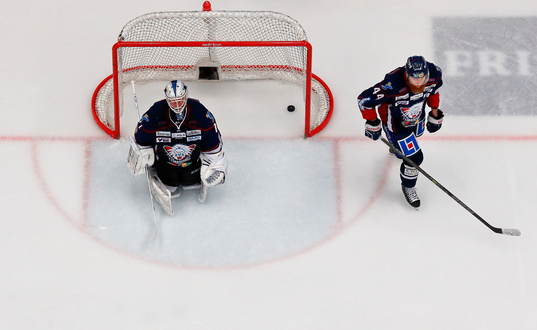 Linköpings målvakt David Rautio och Jonas Junland deppar