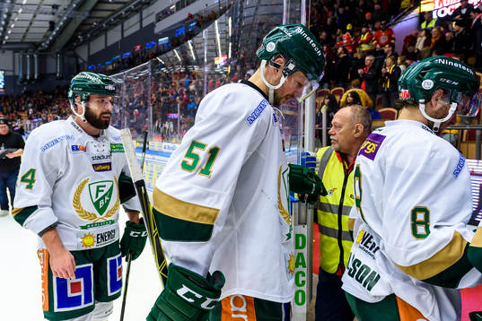 Färjestads Rickard Wallin lämnar isen