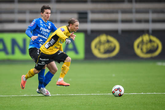 Elfsborgs Simon Hedlund och Halmstads Adnan Kojic