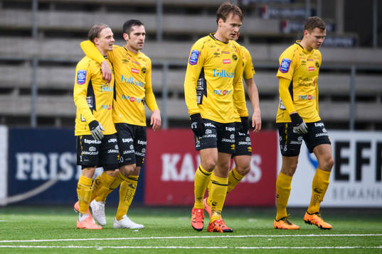 Elfsborgs Simon Hedlund kramas om av Emir Bajrami