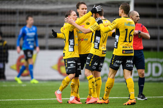 Elfsborgs Simon Hedlund jublar ihop med Viktor Prodell,