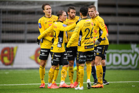 Elfsborgs Simon Hedlund (mitt i bild) jublar ihop med