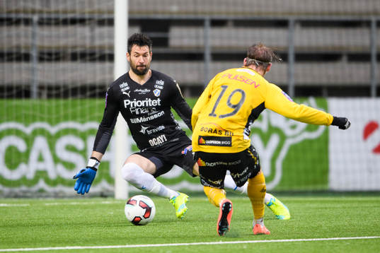 Elfsborgs Simon Hedlund gör 2-0 på Halmstads målvakt