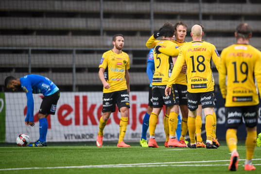 Elfsborgs Jörgen Horn (rygg mot kameran) klappas om