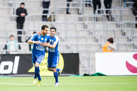 Esteghlals Meysam Majidi (tv) gör 0-1 och jublar