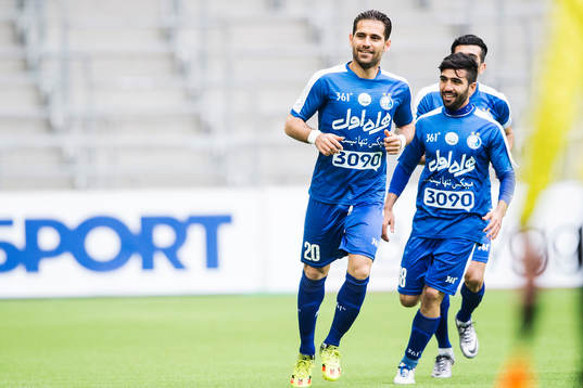 Esteghlals Meysam Majidi (tv) gör 0-1 och jublar