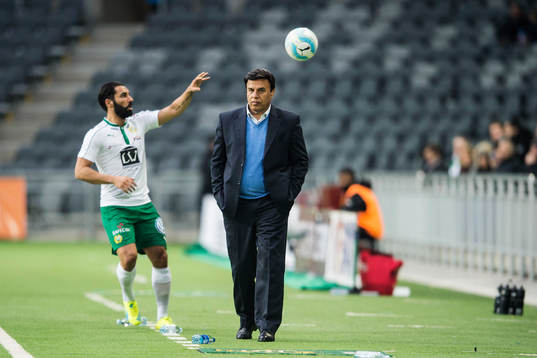 Hammarbys Stefan Batan bredvid Esteghlals tränare Parviz