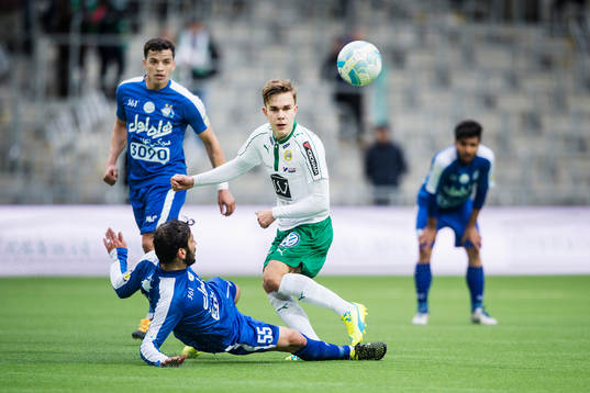 Hammarbys Dusan Jajic stoppas av Esteghlals Amin