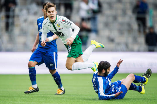 Hammarbys Dusan Jajic stoppas av Esteghlals Amin