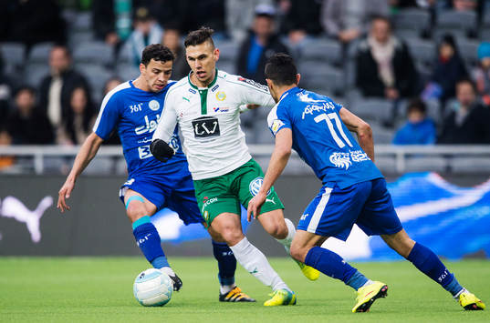 Hammarbys Alexssander Medeiros de Azeredo försöker ta sig