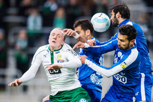 Hammarbys Isac Lidberg i en duell med Esteghlals Omid