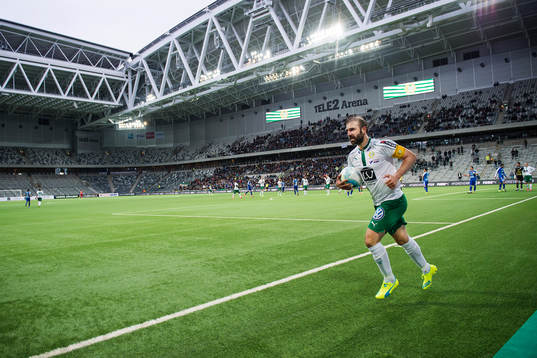 Hammarbys Kennedy Bakircioglu hämtar bollen för en hörna