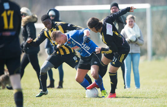 IFK Hässleholms Kojo Annor och Mert Yanev stoppar en