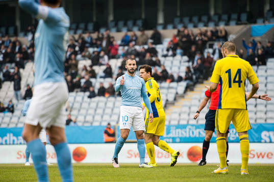 Malmö FFs Guillermo Molins gör tummen upp mot Markus