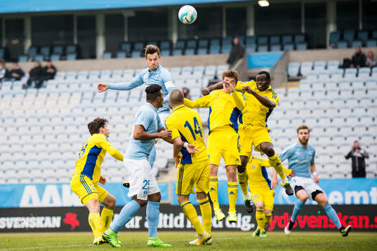 Malmö FFs Markus Rosenberg når högst på en hörna