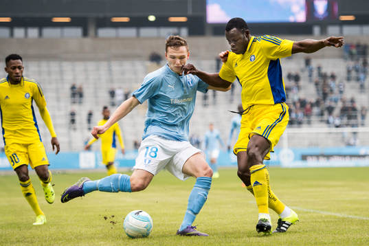Malmö FFs Piotr Johansson och Helsingfors Taye Taiwo
