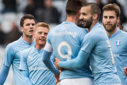 Malmö FFs spelare med Anders Christiansen (tv) jublar