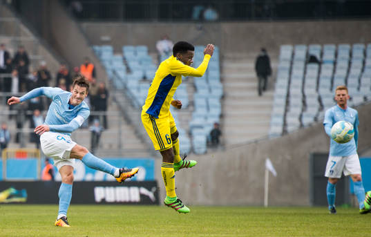 Malmö FFs Markus Rosenberg skjuter in 2-0 målet från