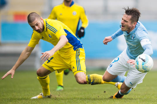 Malmö FFs Markus Rosenberg fälls av Helsingfors Ivan