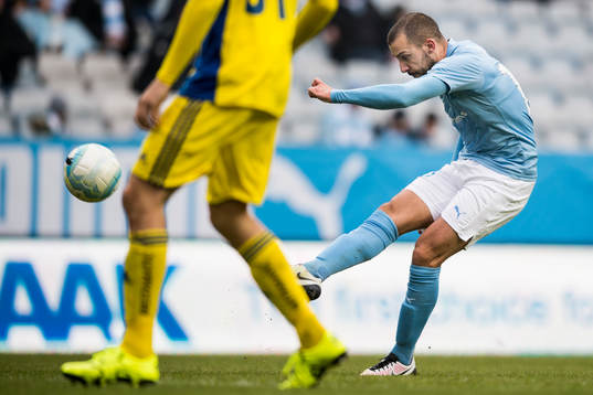 Malmö FFs Guillermo Molins testar skott