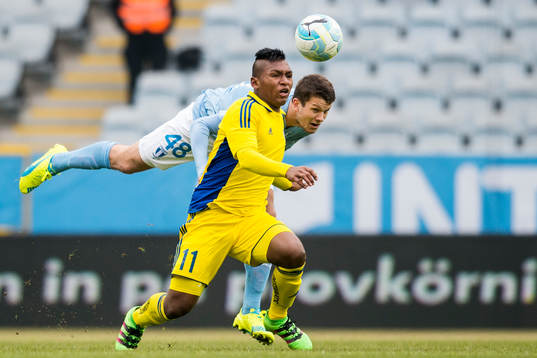 Malmö FFs Mattias Andersson och Helsingfors Alfero Morelos