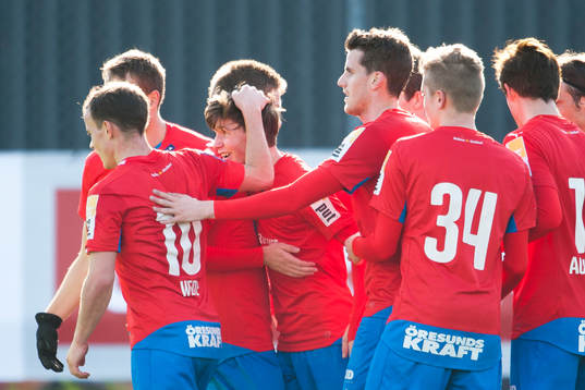 Helsingborgs Max Svensson grattas av medspelare