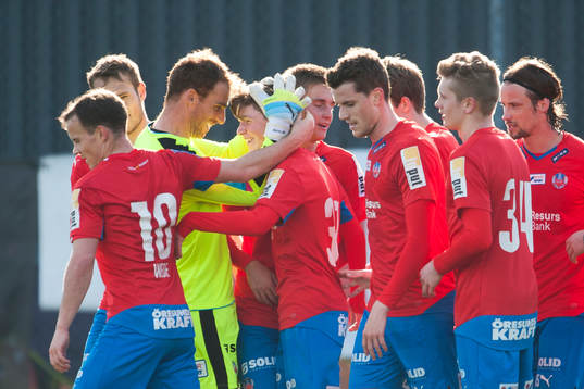 Helsingborgs målvakt Tome Chencinski jublar med Max