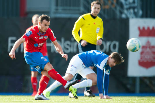 Helsingborgs Anton Wede skjuter