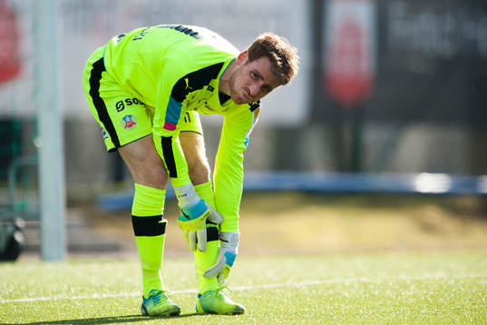 Helsingborgs målvakt Tomer Chencinski fick smäll på benet
