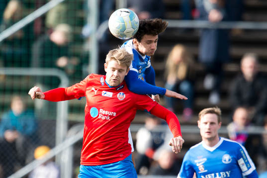 Helsingborgs Viktor Ljung i nickduell med Trelleborgs