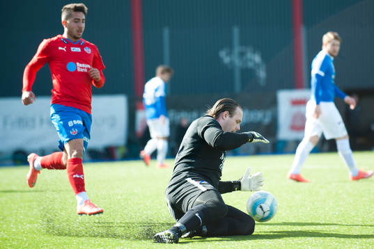 Trelleborgs målvakt Fredrik Persson framför Helsingborgs