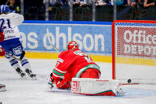 Leksands Brock Montpetit gör 1-0 bakom Modos målvakt Adam