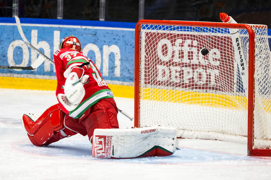 1-0 bakom Modos  målvakt Adam Reideborn  i ishockeymatchen