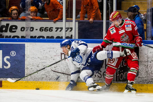 Modos Otso Rantakari tacklar Leksands Brock Montpetit  i