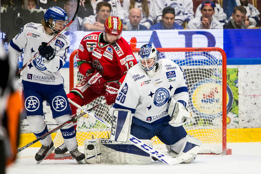 Leksands målvakt Henrik Haukeland räddar Modos Bill
