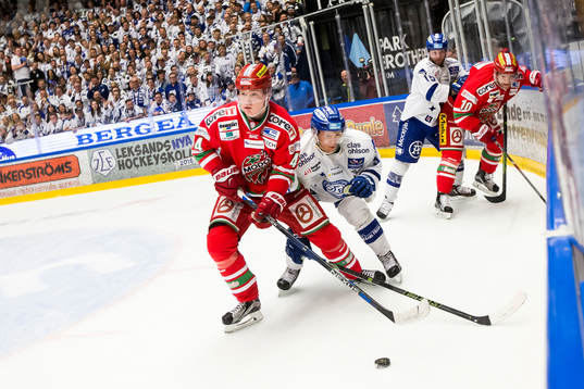 Leksands Daniel Bertov jagar Modos Carl Grundström i