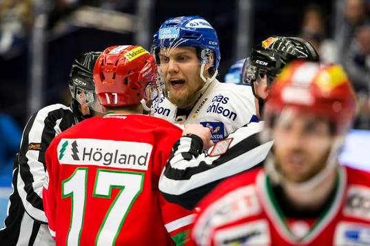 Leksands Lukas Ericsson i diskussion med Modos Patrick
