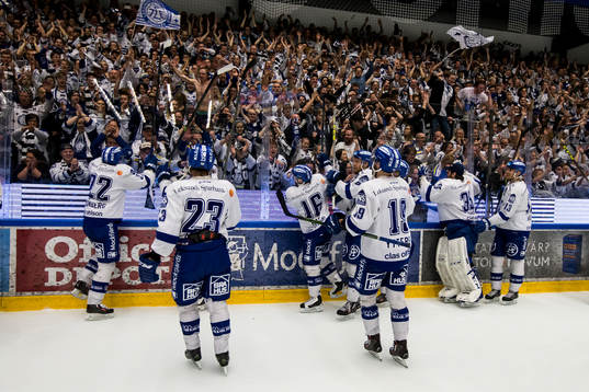 Leksands spelarna jublar framför klacken