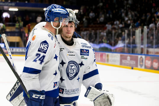 Leksands Jonas Frögren jublar med målvakt Henrik Haukeland