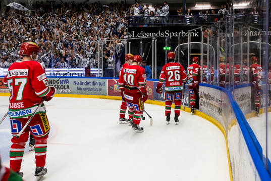 Modos spelare lämnar Tegera arena