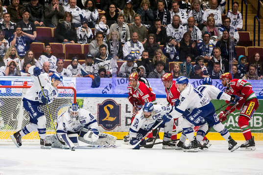 Leksands Daniel Bertov rensar framför Leksands målvakt
