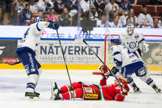 Leksands Jonas Frögren tacklar Modos Bill Thomas  i