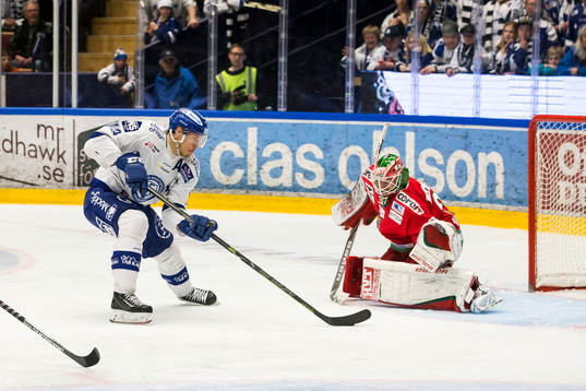 Leksands Jon Knuts gör 2-0 Modos målvakt Adam Reideborn
