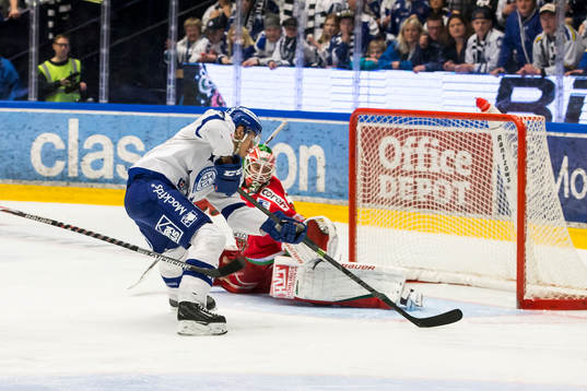 Leksands Jon Knuts gör 2-0 Modos målvakt Adam Reideborn