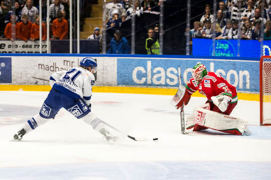 chans för Leksands Brock Montpetit framför Modos målvakt