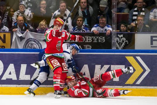 Leksands Oskar Lang tacklas av Modos Carl Grundström på