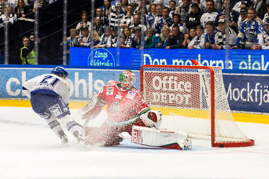 chans för Leksands Brock Montpetit framför Modos målvakt