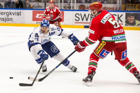 Leksands Jon Knuts i kamp om pucken med Modos Noah Welch  i