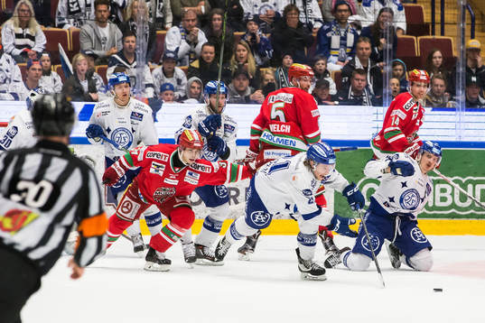 Leksands Brock Montpetit rensar undan framför eget mål