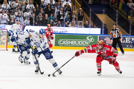 Leksands Anton Karlsson i kamp om pucken Modos Victor